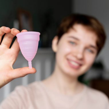 Cum se folosește corect o cupă menstruală: Ghid detaliat pentru începători