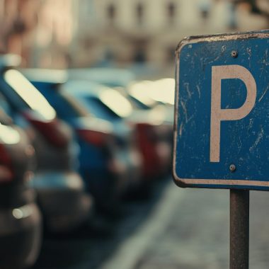 Există locuri de parcare pentru mașinile electrice?