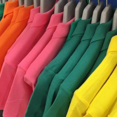 Tricourile personalizate pot fi realizate în culori contrastante?