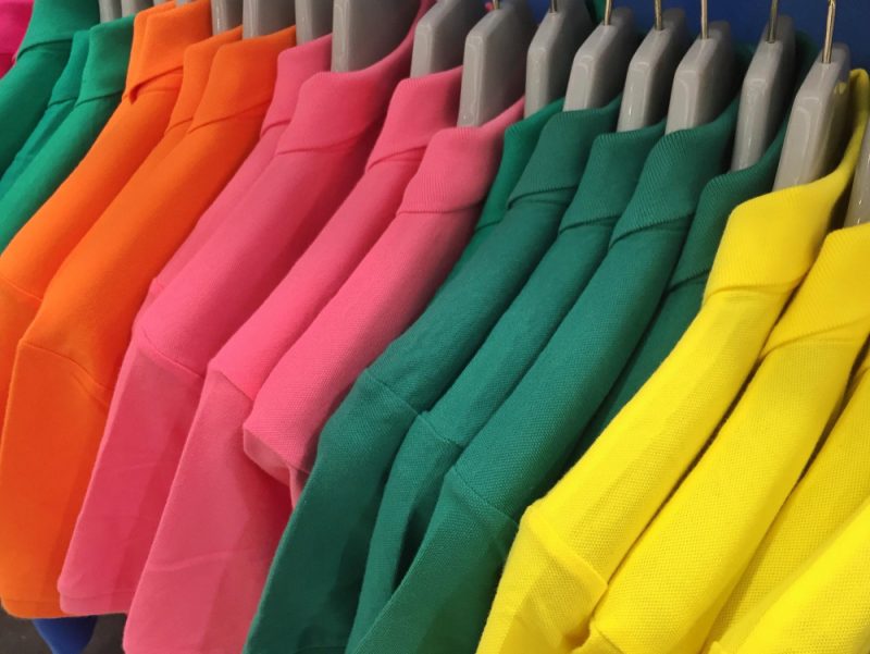 Tricourile personalizate pot fi realizate în culori contrastante?